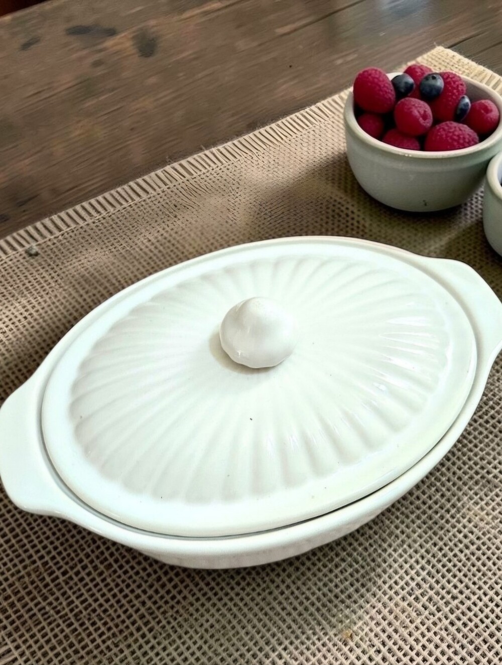 Vtg White oval casserole dish w lid, oven microwave safe, classic ribbed design